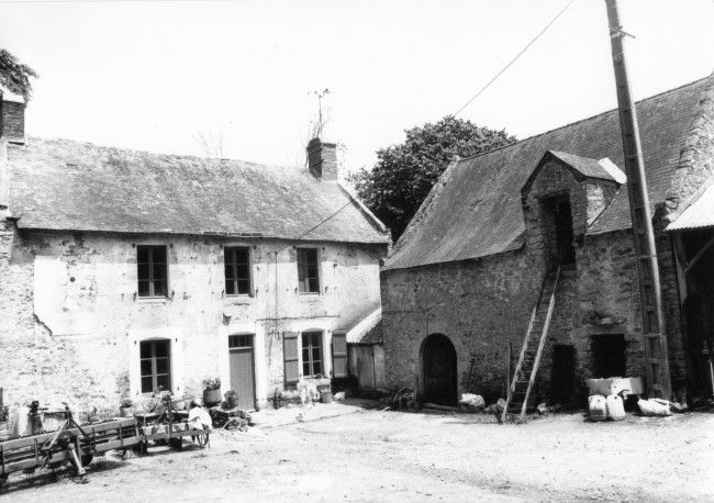 Le vieux manoir (à gauche) en 1985 (Photo J. Bourgeon)